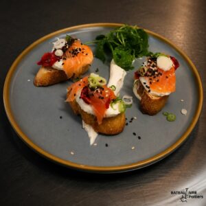 Crostini de ricotta, poivrons confits et saumon gravlax, sésame torréfié