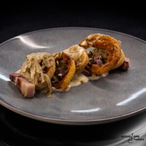 Flammekueche revisitée : l’oignon décliné en confit, crème et rings, crème épaisse,   lard fermier, éclat de feuilletage croustillant