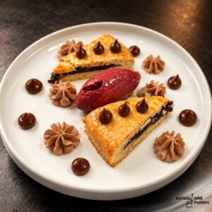Gâteau basque garni d’une compotée de cerises noires et sa glace cerise, crémeux chocolat