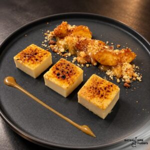 Crème brûlée au caramel, sablé breton, caramel beurre salé, compote de pomme, pomme rôtie