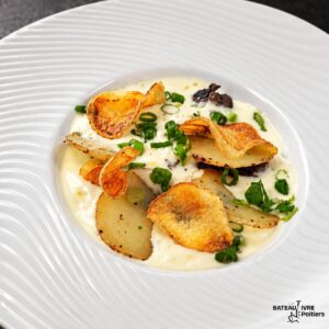 Escargots et déclinaison de pommes de terre : confites, en siphon safrané, en chips et zeste citron