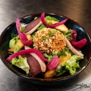 Salade de cabécou pané, magret fumé maison, pommes rôties