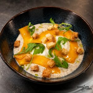 Œuf poché, crémeux de shiitaké, copeaux de courges, huile aux herbes