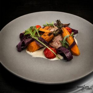 Filet mignon de cochon façon saltimbocca, crème de sauge et carottes confites