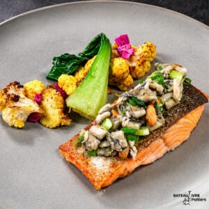 La Truite, chou-fleur rôti au curry, pickles chou-fleur, condiment cacahuète, ail, anchois, citron vert