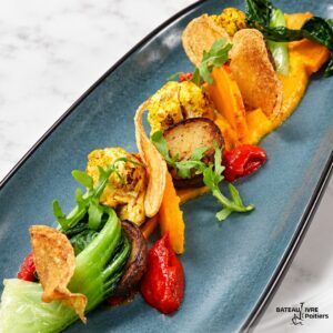 Chou-fleur & courge rôtis et crémeuse, condiment cacahuète, coulis de piquillos, Pdt confites