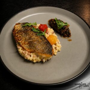 Filet de dorade, sauce puttanesca, fregola sarda crémeuse