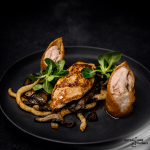 Coquelet : filet et croustillant de cuisse, spätzle et champignons, jus de volaille