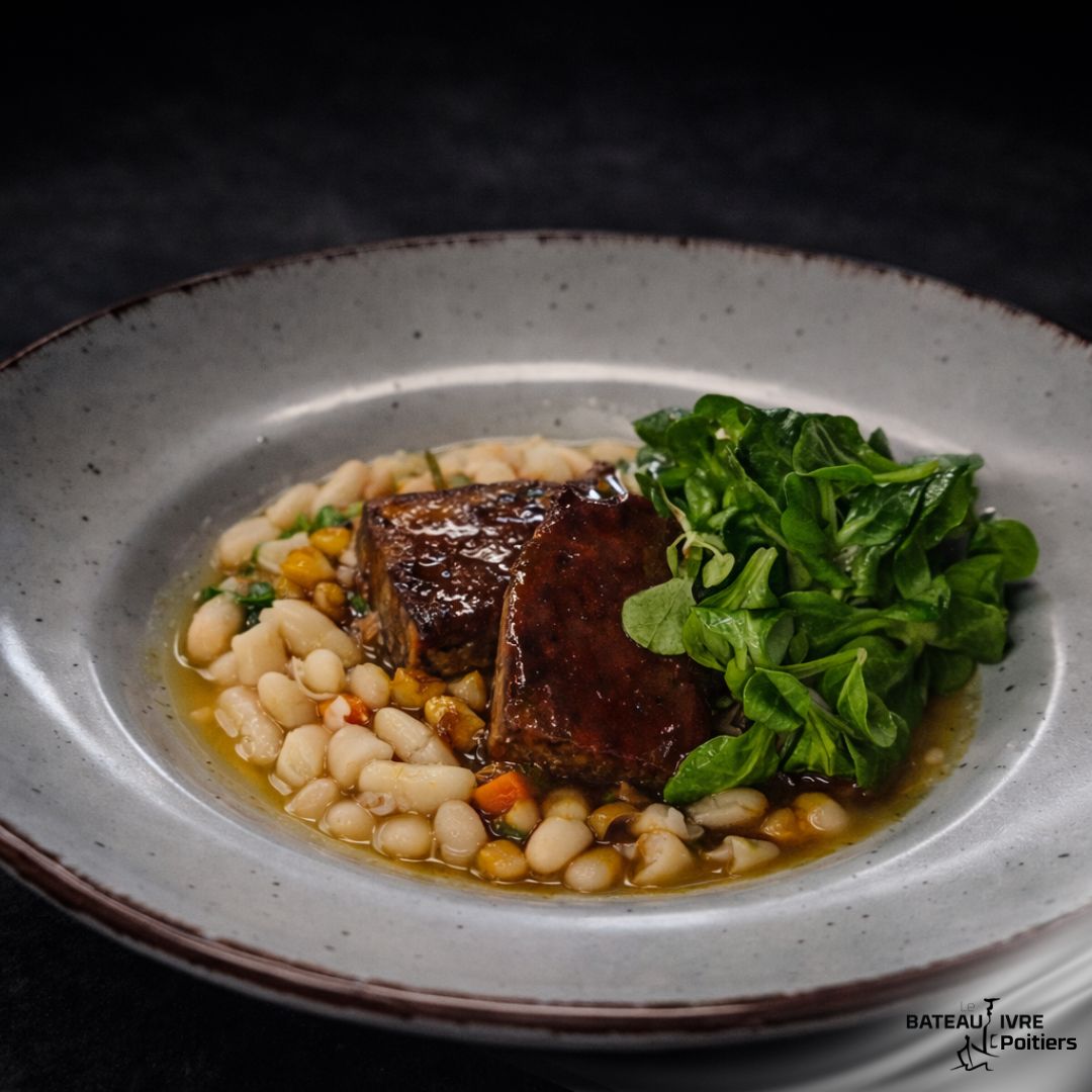 Agneau confit, mogettes à la cébette, mini betterave au miel et jus de braisage