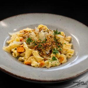 Pâtes fraîches, crémeux de céleri, courges rôties et crumble de pain d’épices et copeaux de parmesan