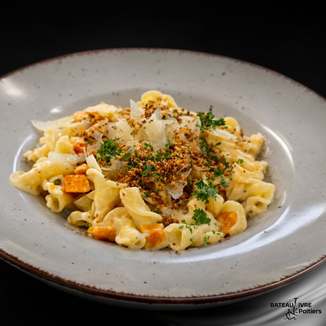 Pâtes fraîches, crémeux de céleri, courges rôties et crumble de pain d’épices et copeaux de parmesan