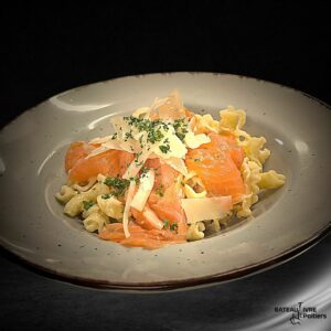 Pâtes fraîches au saumon gravlax et crème au vin jaune