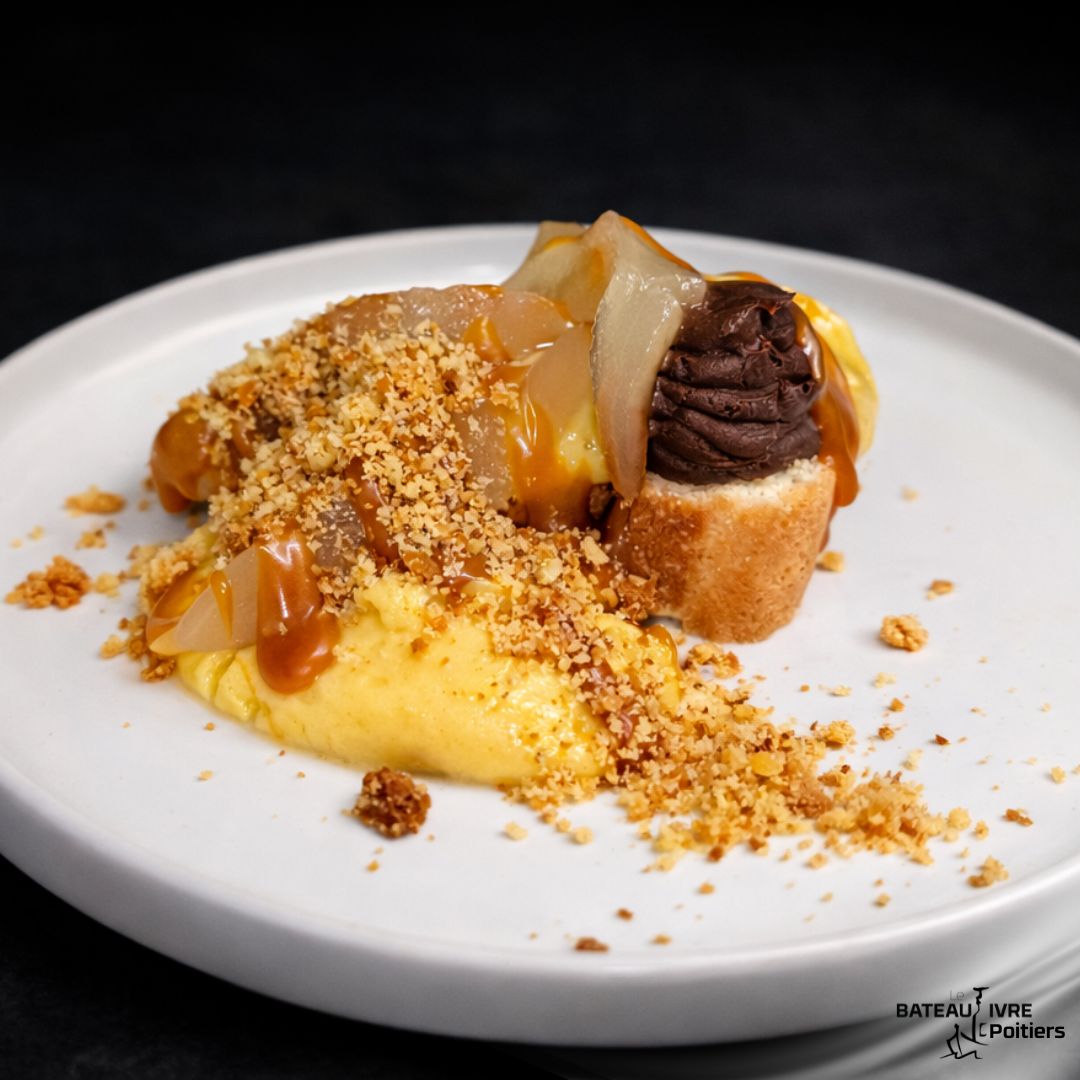 Gâteau de Savoie autour de la poire, en ganache au miel et poire pochée aux épices et caramel