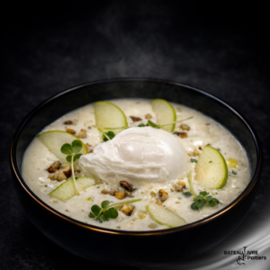 Œuf poché crémeux et rémoulade de céleri, condiment pomme - noix