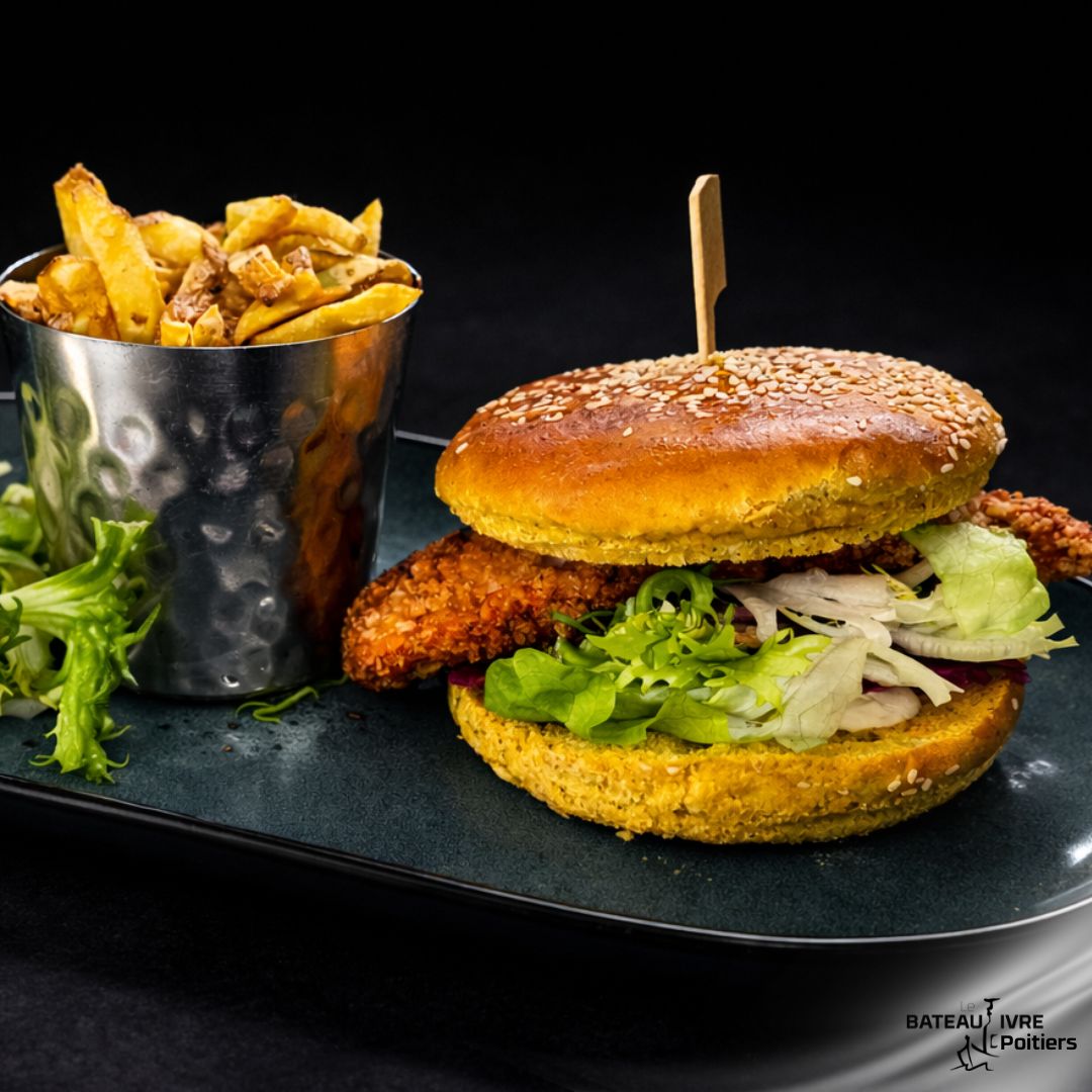 Burger volaille : filet de volaille panée, chaource, saucisson à l’ail, pickles de chou rouge, chou chinois