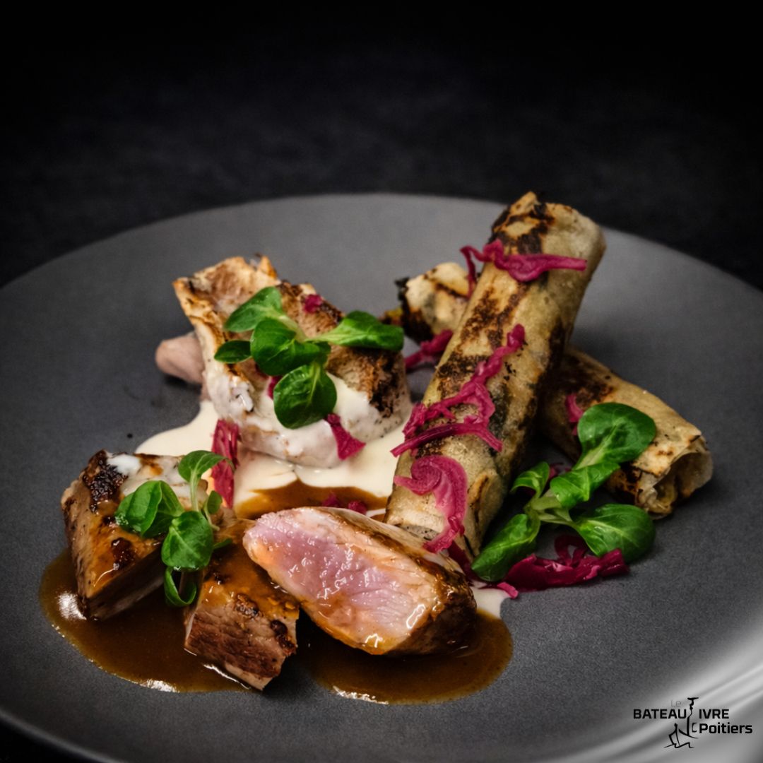Filet de daurade fumée, secreto de cochon, croustillant de chou frisé, jus au lard fumé et crème d’ail